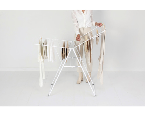 Wasrek met wasgoed binnenshuis