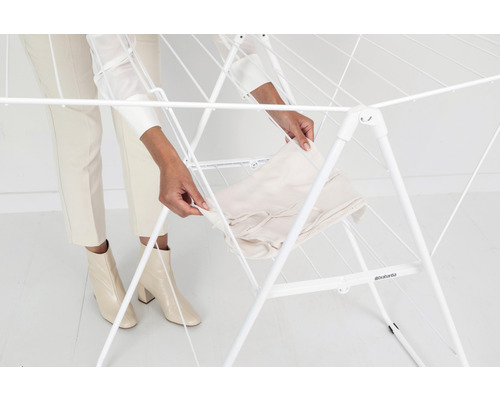 Wasrek met wasgoed binnenshuis