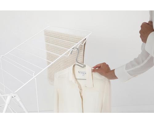 Wasrek met handdoek en overhemd om te drogen