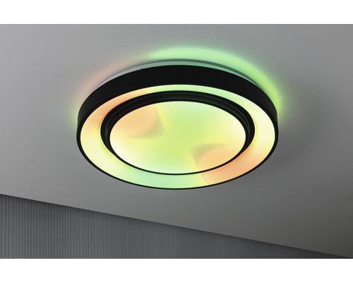 Plafondlamp met kleureffecten aan een plafond