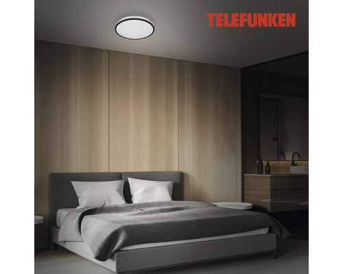 Slaapkamer met plafondlamp en Telefunken logo