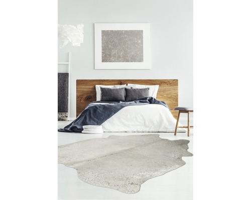 Slaapkamer met houten bed, vloerkleed en decoratie