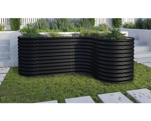 Zwarte metalen plantenbak in de tuin