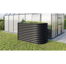 Zwarte metalen verhoogde tuinbak in de tuin voor een kas