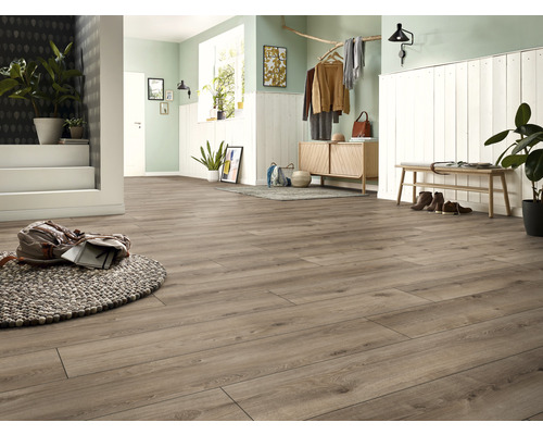 Lichte hal met laminaatvloer, dressoir en bank