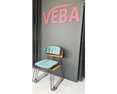Twee gestapelde stoelen met metalen frame onder het Veba logo.
