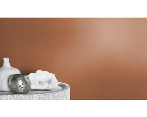 Decoratieve scène met vaas, theelichthouder en kwartssteen op een tafel