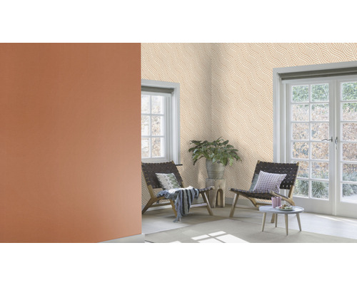 Woonkamer met patroonbehang, fauteuils en kamerplant