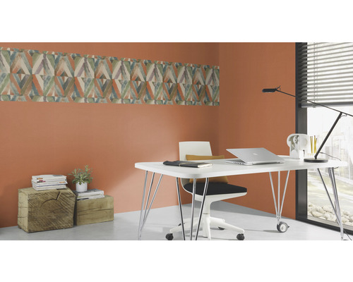 Kantoor met bureau, stoel en wandborder met geometrisch patroon