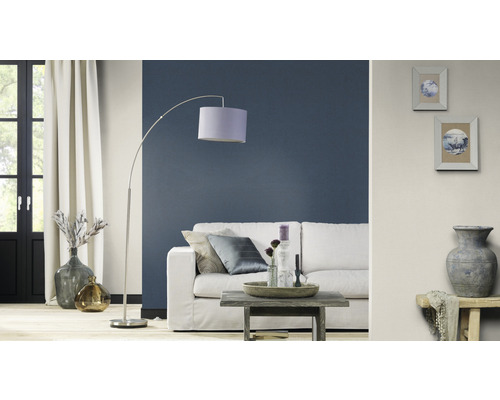 Woonkamer met bank, staande lamp, salontafel en decoraties voor interieurontwerp