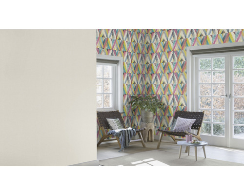 Lichte kamer met patroonbehang, twee stoelen, een bijzettafel en ramen