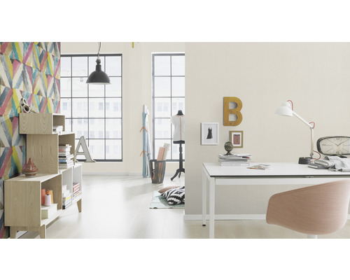 Kantoorinrichting met bureau, stoel, rekken en decoratieve wandbekleding voor een heldere, moderne sfeer.