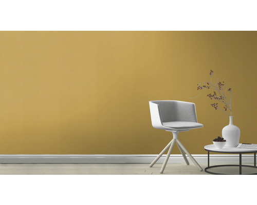 Scene met stoel, bijzettafel met decoratie voor een muur