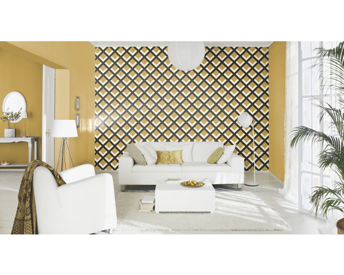 Woonkamer met patroonbehang, bank en fauteuil