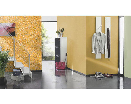 Hal met trap, schoenenkast, garderobe en bloemenbehang.