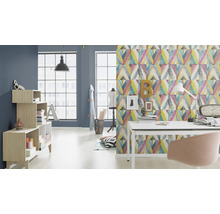 Woonkamer met bureau, stoel, plank en behang met patroon