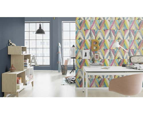 Woonkamer met bureau, stoel, plank en behang met patroon