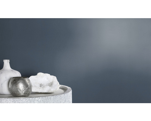 Decoratieve scène met vaas, windlicht en kristal op een tafel