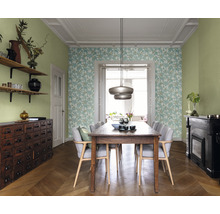 Eetkamer met eettafel, stoelen, behang met plantenmotief en houten planken