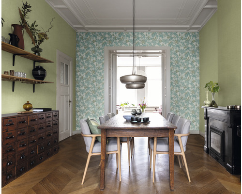 Eetkamer met eettafel, stoelen, behang met plantenmotief en houten planken