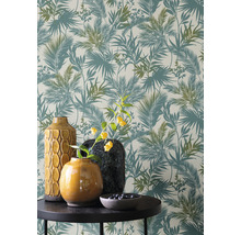 Behang met palmmotief op een tafeldecoratie met vazen en fruitschaal