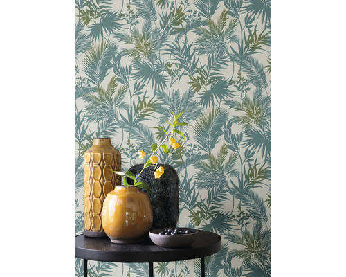 Behang met palmmotief op een tafeldecoratie met vazen en fruitschaal