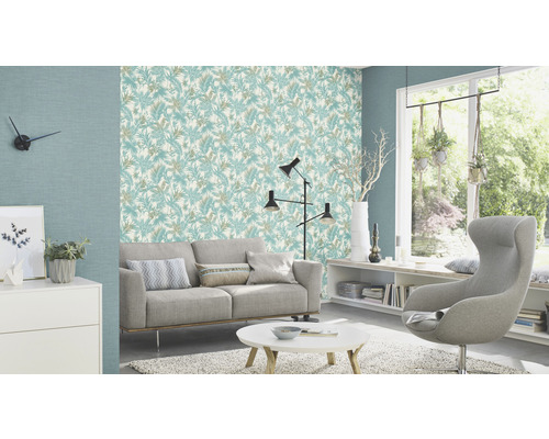 Lichte woonkamer met bank, fauteuil, tafel en behang met motief