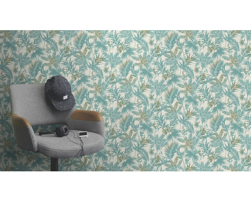 Behang met tropisch bladerpatroon en een stoel op de voorgrond