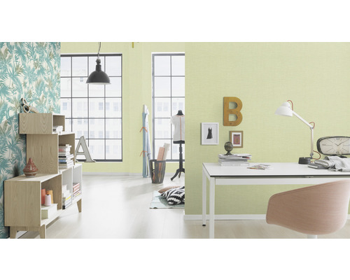 Lichte werkkamer met bureau, boekenkast en bloemenbehang