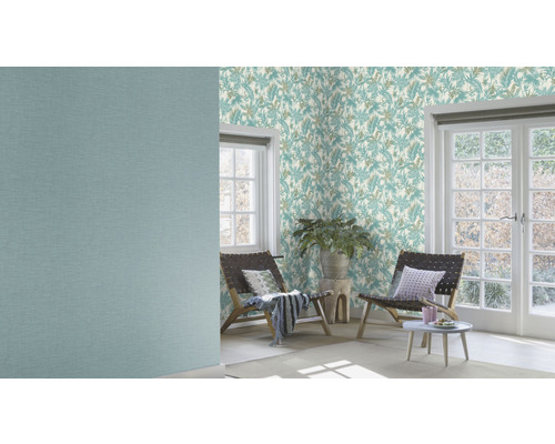 Lichte kamer met patroonbehang, stoelen en plant