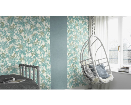 Woonkamerontwerp met bloemenbehang, bed en hangstoel