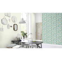 Eetkamer met bloemenbehang, eettafel en spiegels aan de muur.