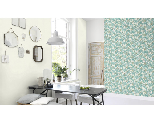 Eetkamer met bloemenbehang, eettafel en spiegels aan de muur.