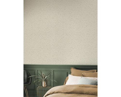 Slaapkamer met behang met patroon, groene lambrisering en bed