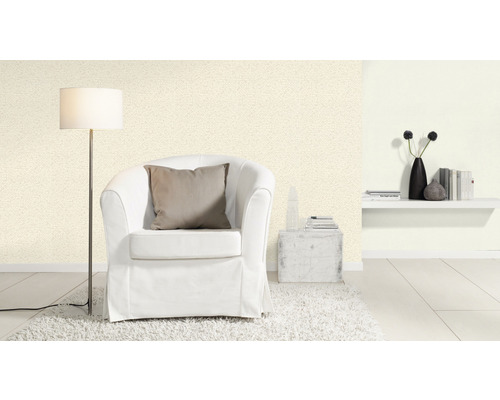 Lichte woonkamer met fauteuil, vloerlamp en patroonbehang