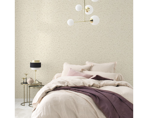 Slaapkamer met behang met patroon, bed en bedlamp