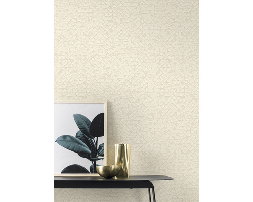 Close-up van een wand met structuurbehang, gedecoreerd met een foto, een vaas en een schaal op een tafel