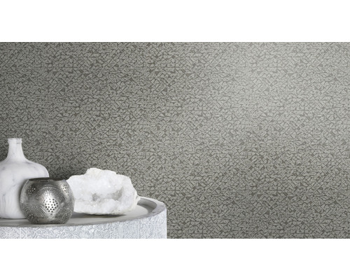 Detailopname van een patroonbehang met decoratieve elementen op een tafel