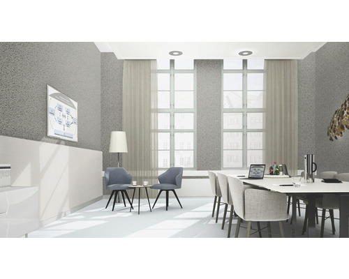 Lichte vergaderruimte met vergadertafel, stoelen, whiteboard en ramen