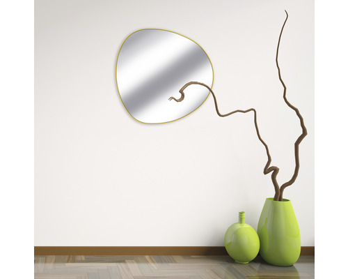 Kamerweergave met een onregelmatig gevormde spiegel en twee decoratieve vazen.