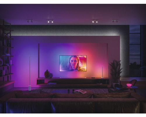 Woonkamer met televisie en twee lichtbalken