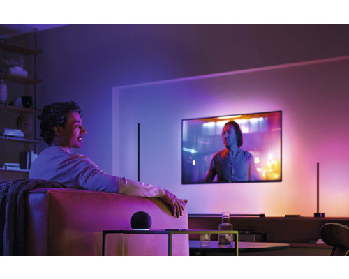 Woonkamer met televisie en slimme verlichting voor een sfeervolle ambiance