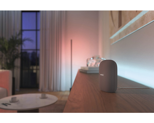 Smart Home speaker op een tafel in de woonkamer