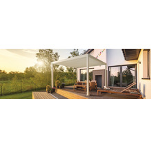 Terras met pergola, tafel en ligstoelen