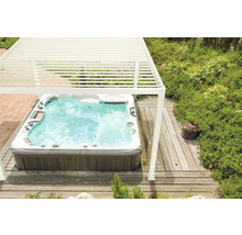 Jacuzzi onder een pergola in de tuin