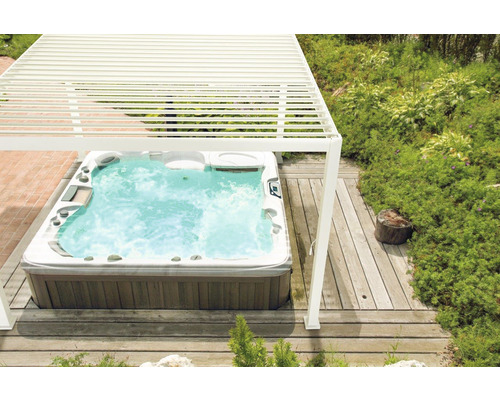 Jacuzzi onder een pergola in de tuin