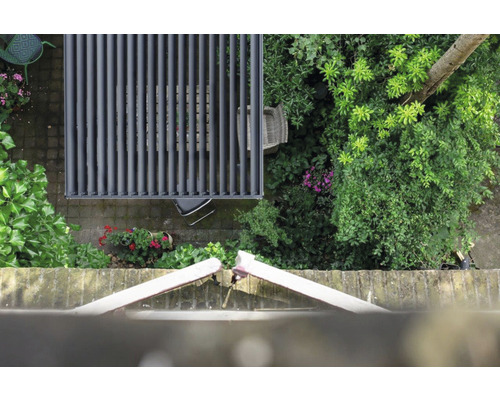 Bovenaanzicht van een tuin met een aluminium terrasoverkapping en tuinmeubelen.