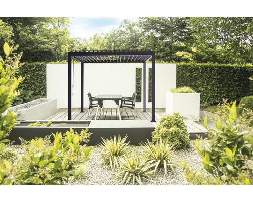 Pergola met eettafel en stoelen in de tuin