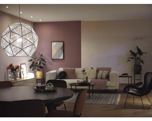 Woonkamer met eettafel, bank en geometrische hanglamp