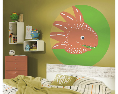 Kinderkamer met muursticker, planken, commode en bed.